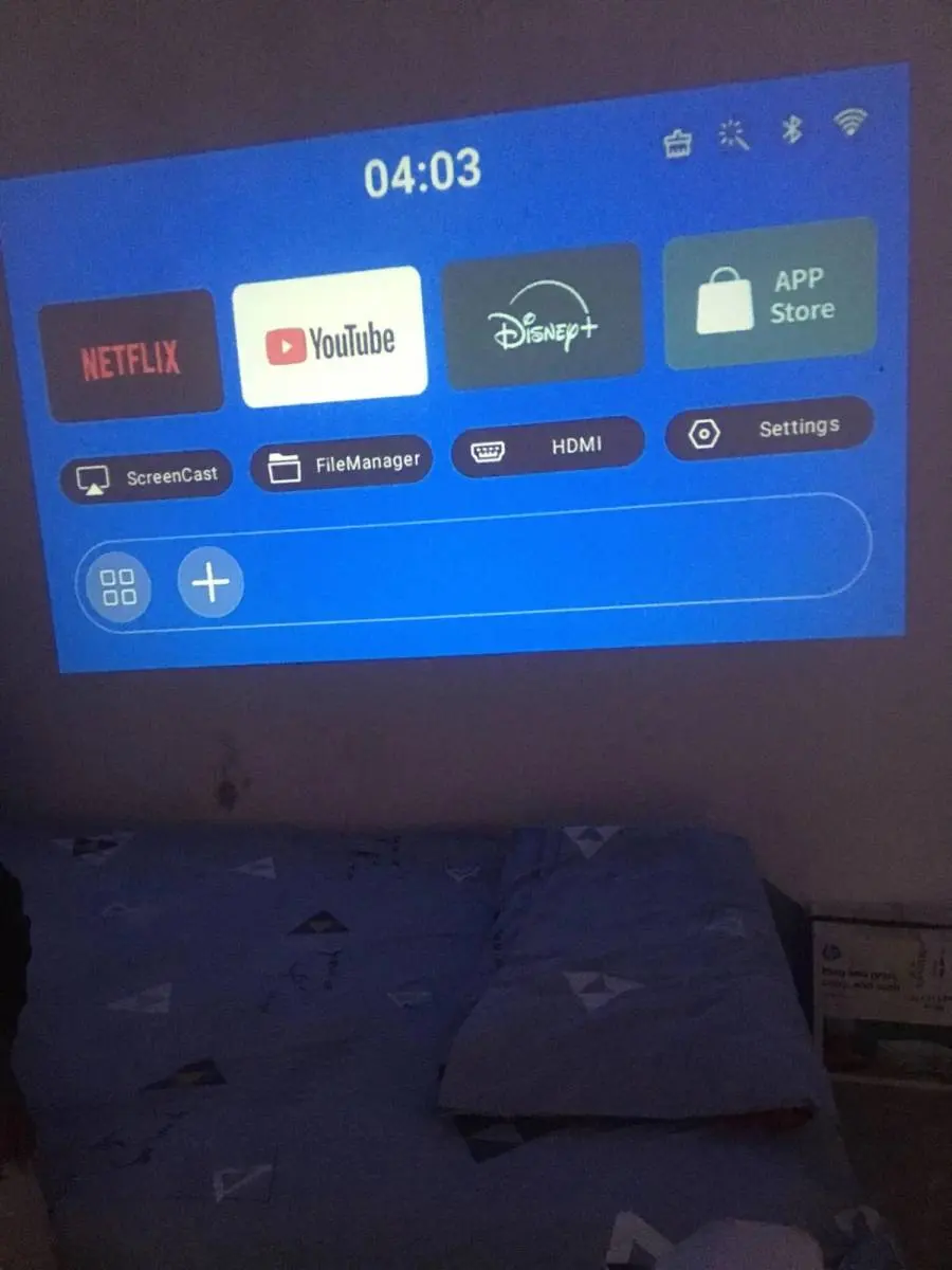 Interfaz proyectada en una pared: Netflix, YouTube, Disney+ y HDMI, foto de cliente